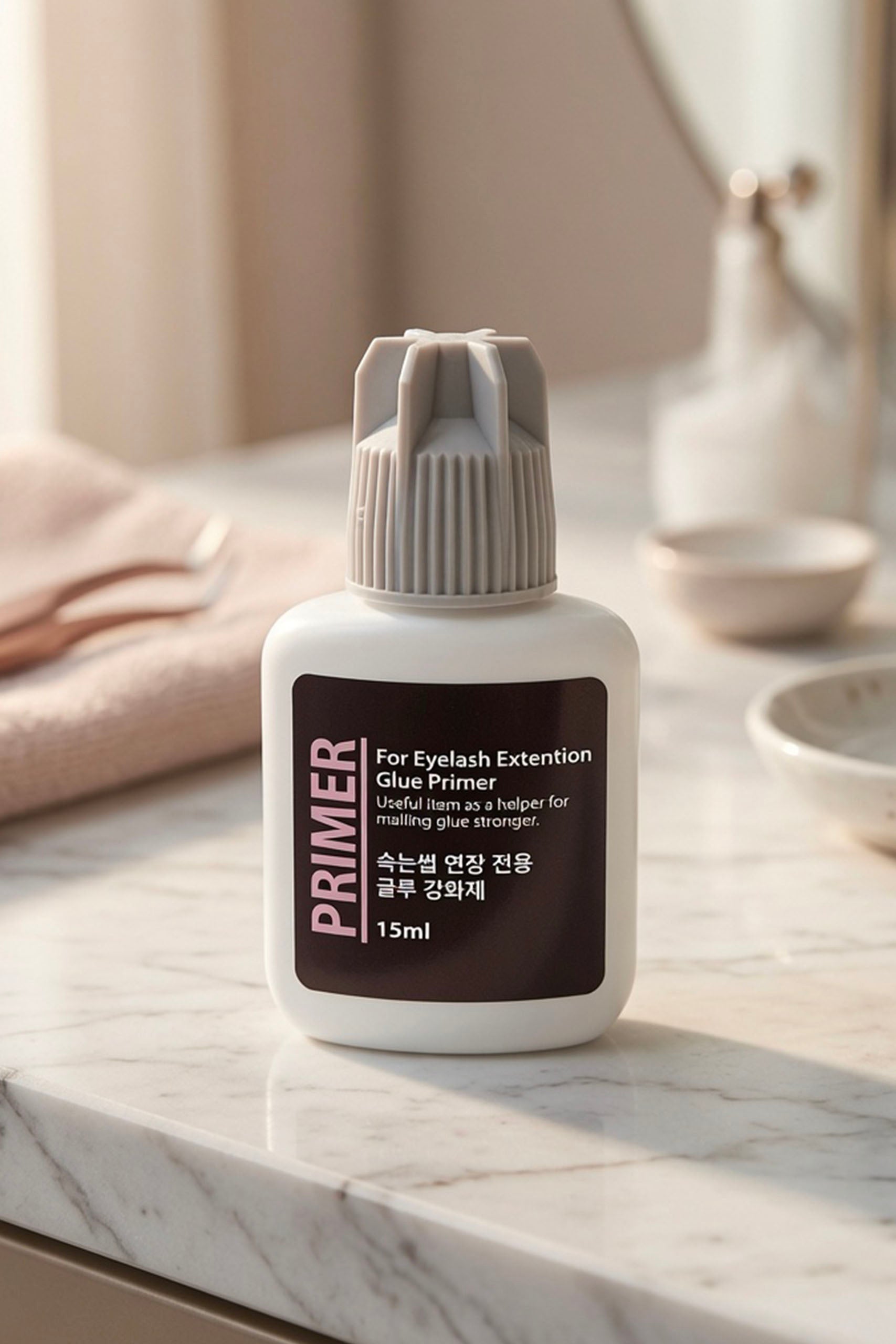 Primer MKPMU para extensiones de pestañas en tocador, junto a pinzas de lash sobre mármol